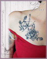 Kompass und Rosen Tattoo, Dekoltee